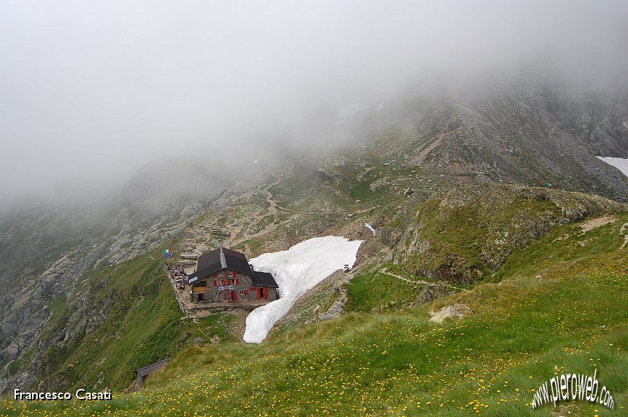 16 Quanta gente al rifugio!.jpg